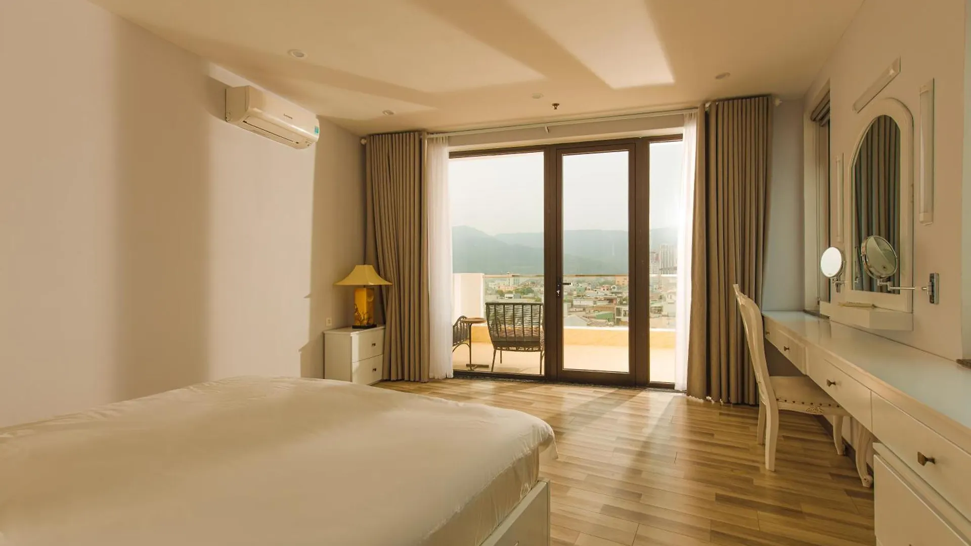 Mercury Beach Danang Отель Дананг